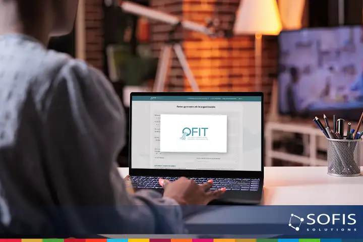 Persona frente a un monitor de una computadora accediendo a OFIT